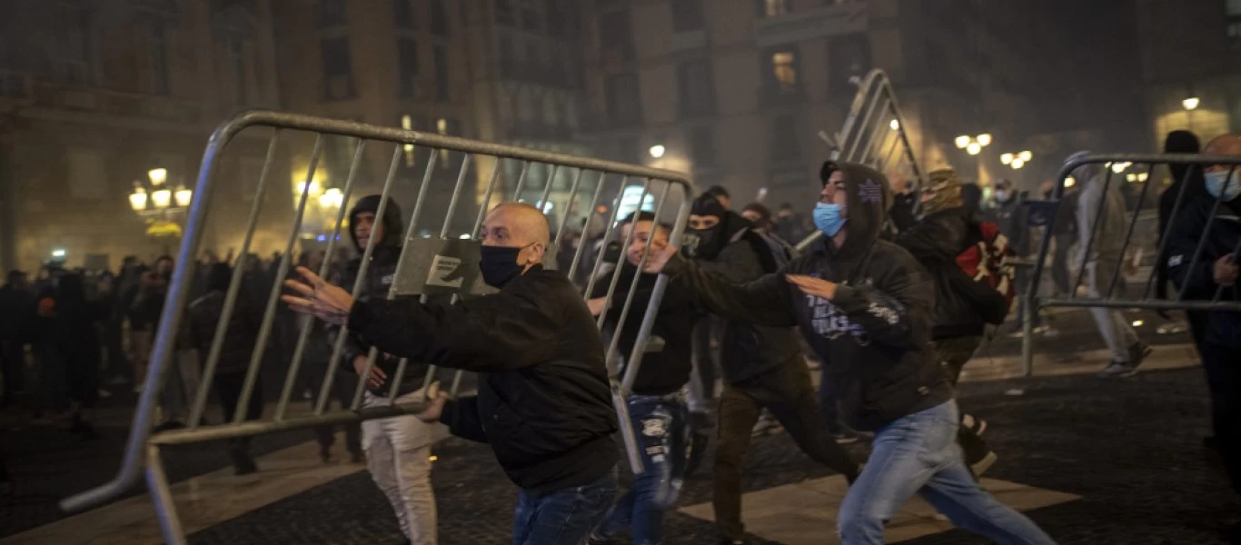 Ισπανία: Παίζει ατάραχος το πιάνο του μπροστά σε οργισμένους πολίτες που διαδήλωναν κατά του lockdown (φώτο-βίντεο)